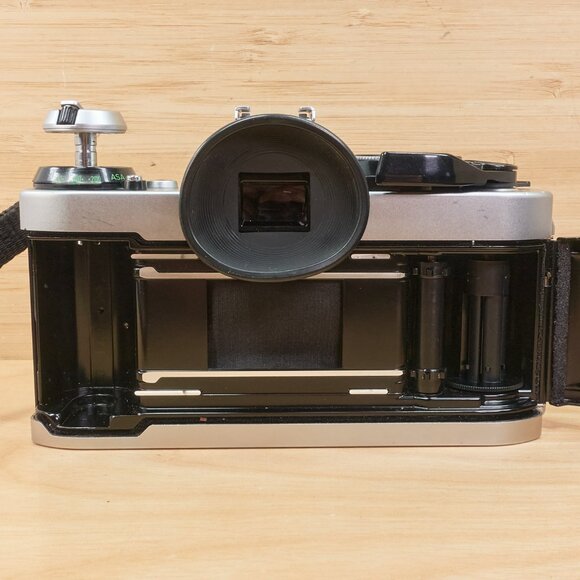 Canon AE-1 Program / Canon FD 50mm f/1.8 Lens / Made in Japan - Picture 9 of 11